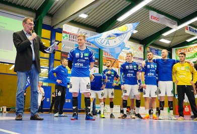 Vor dem Anpfiff wurde der Auer Kapitän Eric Meinhardt durch Ex-Nationaltorwart Andreas Thiel als "Bester Spieler der Saison" ausgezeichnet. 