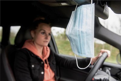 Auch keine gute Idee: Der ADAC mahnt, die Schutzmaske während der Fahrt nicht an den Innenspiegel zu hängen. Es bestehe die Gefahr, dass diese die Sicht einschränken und den Fahrer ablenken könnte. 