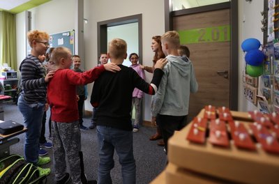 "Schulter - Hüfte - Knie!" Im Schülerkreis mit Lehrerin Linda Hierold üben Schüler der Klasse 3b, wie Körperteile heißen. Wer kitzlig ist, kichert bei den Berührungen schon mal los. 
