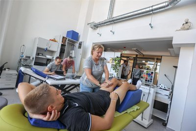 Im Gebäude befindet sich auch eine Sportphysiotherapie. Therapeutin Jana Kühn behandelt den Boxer Ivan Escher.