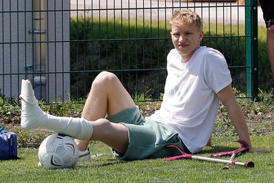 Den Trainingsauftakt im Juni erlebte Max Roscher mit Gipsfuß. Der 20-Jährige fällt schon seit Monaten mit einer Sprunggelenksverletzung aus.
