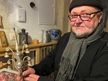 Die silberne Christbaumspitze ist um das Jahr 1910 hergestellt worden, schätzt Johannes Schubert. Am Wochenende steht sie beim Verein Deckerberg in Mittweida zum Verkauf.