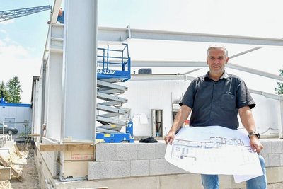 Edeka-Marktinhaber Thomas Müller wälzt in diesen Wochen oft die großen Baupläne.