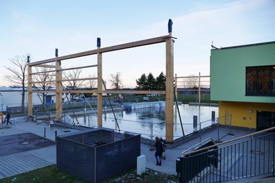 Statt einer Turnhalle befindet sich neben der Grünhainichener Turnhalle aktuell eine Eisbahn, denn das Wasser auf der Baustelle gefriert zu dieser Jahreszeit schnell.