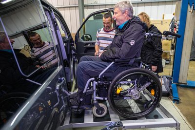 Der eingebaute Kassettenlift macht es Katrin Schmiedel jetzt unkompliziert möglich, ihren Mann André im Rollstuhl im Auto mitzunehmen.