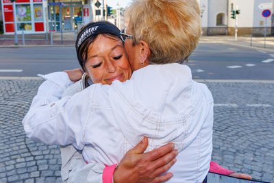 Im Ziel gab es für die 39-Jährige eine dicke Umarmung von Mama. Das Einzige, was nach 95 Stunden Dauerlauf hilft.
