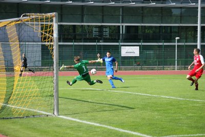Aufstiegsspiel zur Landesklasse in Flöha: Mohammed Khemiri erzielt das 1:0 für den SV Auerhammer gegen den 1. FC Pirna. 