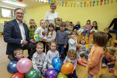 DRK-Geschäftsführer Gerd Gräfe und Wichtelgarten-Gründerin Ingrid Wendrock mit Kindern bei der Übergabe.