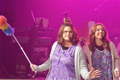 Laeticia Steiniger (links) und Emelie Schröder führten als Reinigungsfachkräfte Hildegard und Marianne durch den Abend.