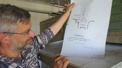 In einem der Räume einer alten Maschinenfabrik in Raschau hat Udo Schindler ein Archiv mit Hunderten von Bau- und Entwurfszeichnungen diverser Maschinen und Anlagen entdeckt, die hier gefertigt wurden.