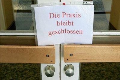 Ein Frauenarzt hat seine Praxis in Markneukirchen altersbedingt geschlossen. Ob die Kassenärztliche Vereinigung den Praxisstandort erhalten will, wird derzeit geprüft. 