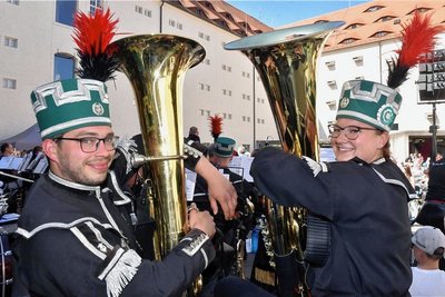 Sophie Stumpe und Jakob Leichsenring sorgten für taktvolle Tuba-Basstöne im Musikkorps Schneeberg. 
