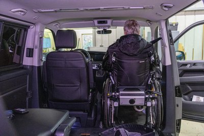 Die Besonderheit bei diesem behindertengerechten Umbau des Autos: André Schmiedel nimmt mit seinem Rollstuhl die Beifahrerposition ein.