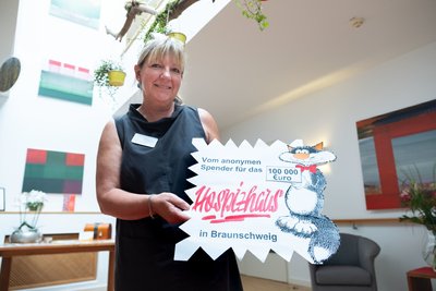 Die Hospizleiterin Petra Gottsand hält die "Wundertüte" in der die Spende übergeben wurde im Hospiz, Am hohen Tore in Braunschweig in den Händen. Ein anonymer Wohltäter hat in Braunschweig 100 000 Euro an ein Hospiz gespendet. Das Geld war am Montag über die «Braunschweiger Zeitung» an das Hospiz übergeben worden. Nach Angaben der Zeitung versicherte der Spender, dass die Summe ausschließlich aus versteuertem Einkommen stammt und bat um Anonymität. 