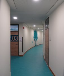 Bunte Böden dienen Schülern zur Orientierung.