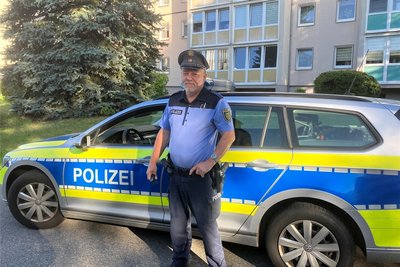 Polizeihauptmeister Maik Ulbrich vom Polizeistandort Oelsnitz unterstützte am Freitag das Ordnungsamt vor der Kita Sonnenkäfer.