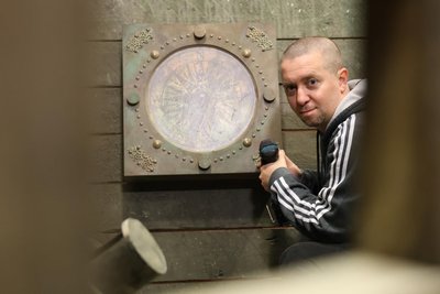 Geheimnisvolles geschieht in Neudorf. Ronny Lauterbach in einem Raum des neuen Freizeitangebots, das aktuell im Kaiserhof gebaut wird.