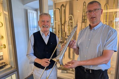 Gottfried Prüfer (links) übergab die Posaune dem Museumsmitarbeiter Mario Weller.
