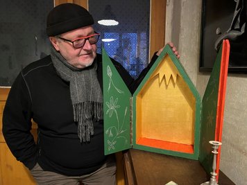 Die Krippe hat Johannes Schubert selbst gebaut. Als Vorlage diente eine kleine Krippe, die um die 100 Jahre alt ist, sagt er.