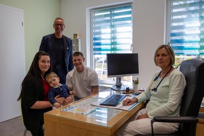 Bürgermeister Ingo Seifert, Anna und Toni Gläs mit Sohn Emil und Kinderärztin Kathrin Baumann.
