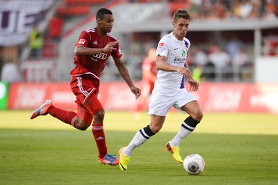 Ingolstadts Marvin Matip versucht an Aues Jakub Sylvestrs Ball zu kommen.