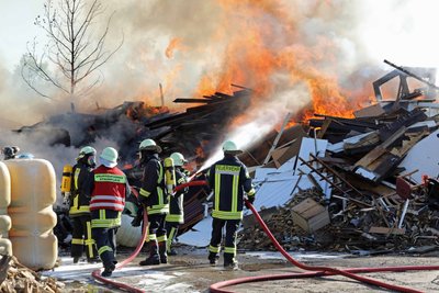 Auf dem Gelände eines Entsorgungsbetriebes in Steinpleis standen Holzabfälle in Flammen.