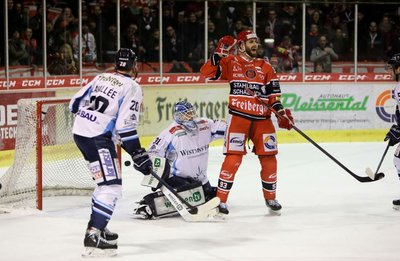 Lukáš Vantuch (3. v. l.) jubelt vor dem Tor der Gäste aus Dresden.