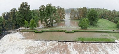Auch Anfang Juni 2013 lief die Talsperre Pirk über. Es entstanden Schäden am Tosbeckenrand. 