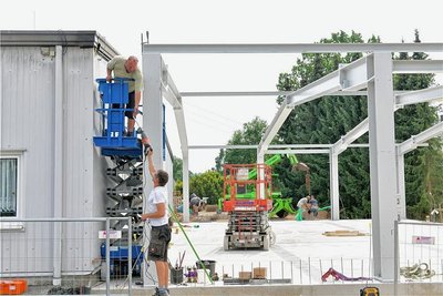 Zu den regionalen Unternehmen beim Markt-Anbau gehört auch die Firma Reckwardt, im Bild die Mitarbeiter Randy Lohse und Christian Schubert.
