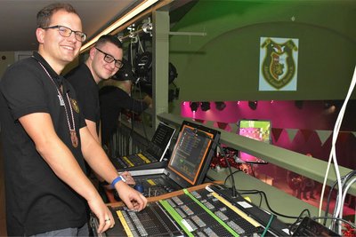 An der neuen Technik sorgen Max Hahn (links), Jannis Gruner und Volkmar Zeidler (im Hintergrund) für den guten Ton und stimmungsvolle Lichteffekte.