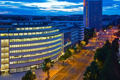 Im früheren Kaufhaus Schocken (hell beleuchtet) an der Chemnitzer Brückenstraße ist heute das Staatliche Museum für Archäologie Chemnitz (Smac) zu Hause.