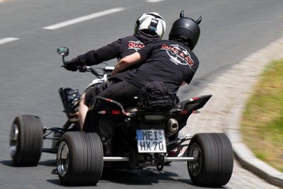 Auch im Raum Dresden sind die "Quad & ATV Freunde" vertreten. ATV steht für All Terrain Vehicle. ATVs verfügen meist über Allradantrieb für den Geländeeinsatz. Straßenquads haben Hinterradantrieb.