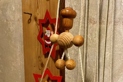 Hölzerne Kletterfiguren von Holzgestalter Ullrich Kabisch können ebenfalls beim Verein Deckerberg in Mittweida gekauft werden.