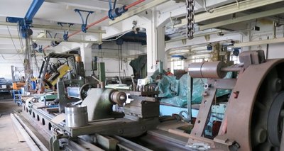 Dies ist eine große Drehmaschine, die Teile von 8 Metern Länge und 80 Zentimetern Durchmesser bearbeiten kann. 