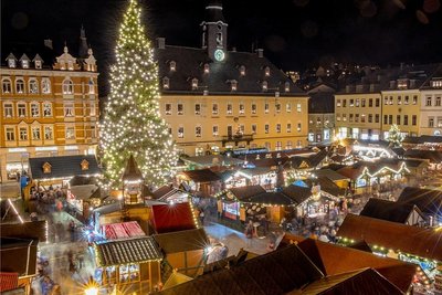 Der Annaberg-Buchholzer Marktplatz soll sich ab Ende November wieder eine Weihnachts-Wunderwelt werden. Das Bild wurde 2019 aufgenommen. Im letzten Jahr blieben Weihnachtsbaum und Pyramide allein. 