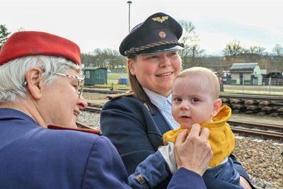 Tobias Helmert ist jüngster Spross der Familie Helmert im Chemnitztal, hier mit Mutter Conny Helmert, gelernte Zugbegleiterin bei der Deutschen Bahn, und Groß-Tante Leonore Bauch (links), die als Eisenbahnvereins-Mitglied eine historische Dienstuniform trägt.