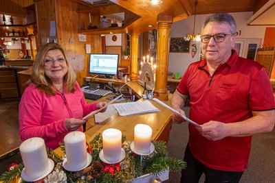 Die letzte Weihnachtszeit hinter der Rezeption: Bettina und Jens Baier verkaufen ihr Hotel „Zum Einsiedler“ im Deutschneudorfer Ortsteil.