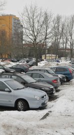 Auch die drei Parkplätze am oberen Forstweg in Freiberg sollen ab Januar vermietet werden - ein Stellplatz kostet 20 Euro pro Monat. Derzeit läuft das Entwidmungsverfahren, um die Flächen aus dem öffentlichen Verkehrsraum auszugliedern. Kostenloses Parken gibt es nach den Vorstellungen der Stadtverwaltung künftig nur noch direkt an der Straße.