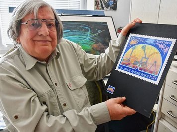 Der freischaffende Künstler Joachim Rieß mit dem Entwurf einer Briefmarke zum Jubiläum der Annaberger Kät. 