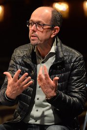 Der bisherige Generalmusikdirektor Attilio Tomasello bei einer Spielplanvorstellung des Mittelsächsischen Theaters.