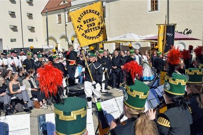 Im Innenhof von Schloss Freudenstein wurde zum Welterbe-Konzert eingeladen. Die Gastgeber der Freiberger Berg- und Hüttenknappschaft zogen unter Marschklängen ein.