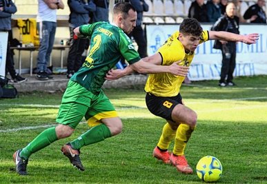 Zuletzt hatte es Kritik am Spiel der Rudolstädter gegeben, da diese zu hart ins Spiel gegangen waren. Florian Giebel (links) und Auerbachs Vojtech Cermus lieferten sich hier beim Spiel im März einen Zweikampf.