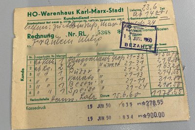 Diese Rechnung über 1178,55 Mark der DDR brachte eine Zeitzeugin mit. Das Möbel aus dem Kaufhaus Schocken stehe bis heute in ihrem Wohnzimmer.