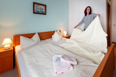 Michaela Maaß richtet ein Zimmer für Hotelgäste her. Seit 2022 hat sie die Geschäftsführung inne.