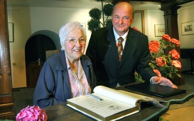 
              <p class="artikelinhalt">Seit Freitagabend ist Ilse Scholz im Goldenen Buch der Stadt Auerbach verewigt. Die 73-Jährige engagiert sich seit fast einem halben Jahrhundert als Pilzberaterin. Für Oberbürgermeister Johannes Graupner war die Auszeichnung eine seiner letzten Amtshandlungen, und sicher eine der schönsten. </p>
            