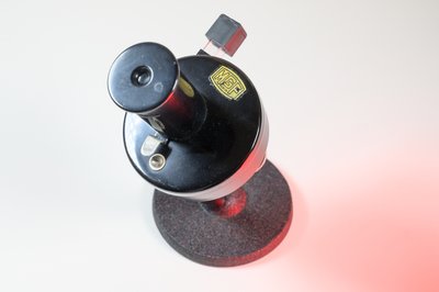 Ein Polarimeter für Labore zur Urinzucker-Untersuchung. In den Glasbehälter links am gerät wurde der Urin gegeben.