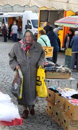 Hannelore Rößler (80) besuchte als "Erika" den Hohenstein-Ernstthaler Wochenmarkt. 
