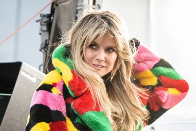 Trägt in den Staffeln selbst gern kunterbunte und ausgefallene Klamotten: Heidi Klum.