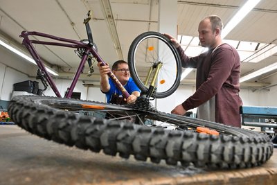 In den Werkstätten des VBFA geht es zum Beispiel um Metallausbildung. Im Bild: links Schüler Logan Schüler mit Anleiter Stefan Vehse.