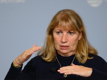            Petra Köpping (SPD), Gesundheitsministerin von Sachsen, gestikuliert.